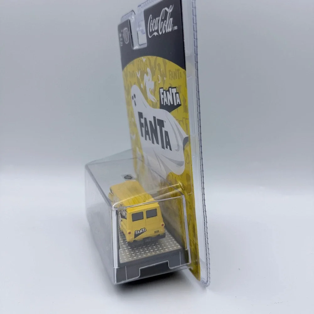 M2 Machines 1964‎ Dodge A100 Panel Van Fanta Halloween Ghost Coca Cola 1:64